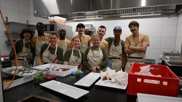 Sein Geschäftspartner Henri Diagne (2. v. r.) sorgt währenddessen in der Küche für Nachschub an Amuse Gueule, die den geladenen Gästen als Finger Food gereicht wurden.