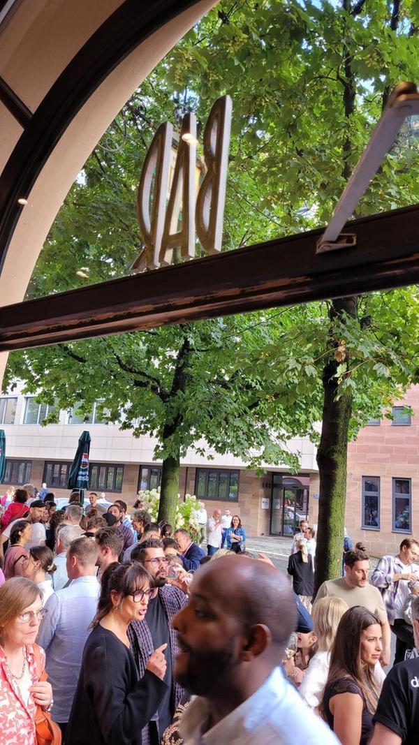 Vor allem tummelten sich die vielen Gäste bei der Eröffnung auch vor dem Speiselokal. Dort gibt es natürlich auch Sitzgelegenheiten.