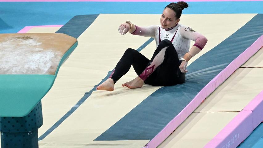 Sarah Voss fällt nach ihrem Sprung auf die Matte. Sarah Voss fällt nach ihrem Sprung auf die Matte.