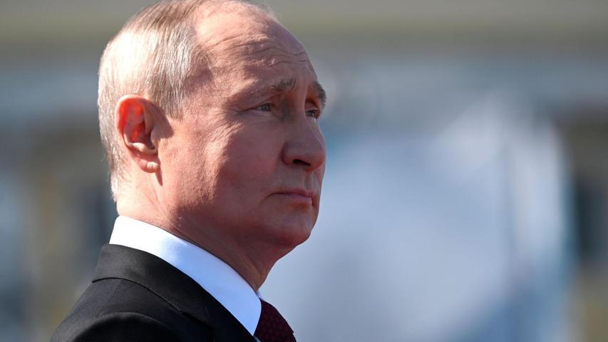 Kremlchef Putin informiert sich nach Angaben seines Sprechers täglich mehrere Stunden über den Kriegsverlauf. Kremlchef Putin informiert sich nach Angaben seines Sprechers täglich mehrere Stunden über den Kriegsverlauf.