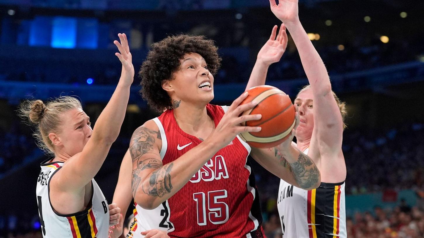 Brittney Griner kennt das Gefühl russischer Gefangenschaft - über die Freilassung vieler ihrer Landsleute hat sie sich nach dem Sieg gegen Belgien sehr gefreut. Brittney Griner kennt das Gefühl russischer Gefangenschaft - über die Freilassung vieler ihrer Landsleute hat sie sich nach dem Sieg gegen Belgien sehr gefreut.