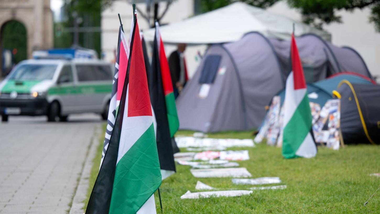Palästinensische Flaggen stehen am propalästinensischen Protestcamp vor der Ludwig-Maximilians-Universität am Professor-Huber-Platz. Palästinensische Flaggen stehen am propalästinensischen Protestcamp vor der Ludwig-Maximilians-Universität am Professor-Huber-Platz.