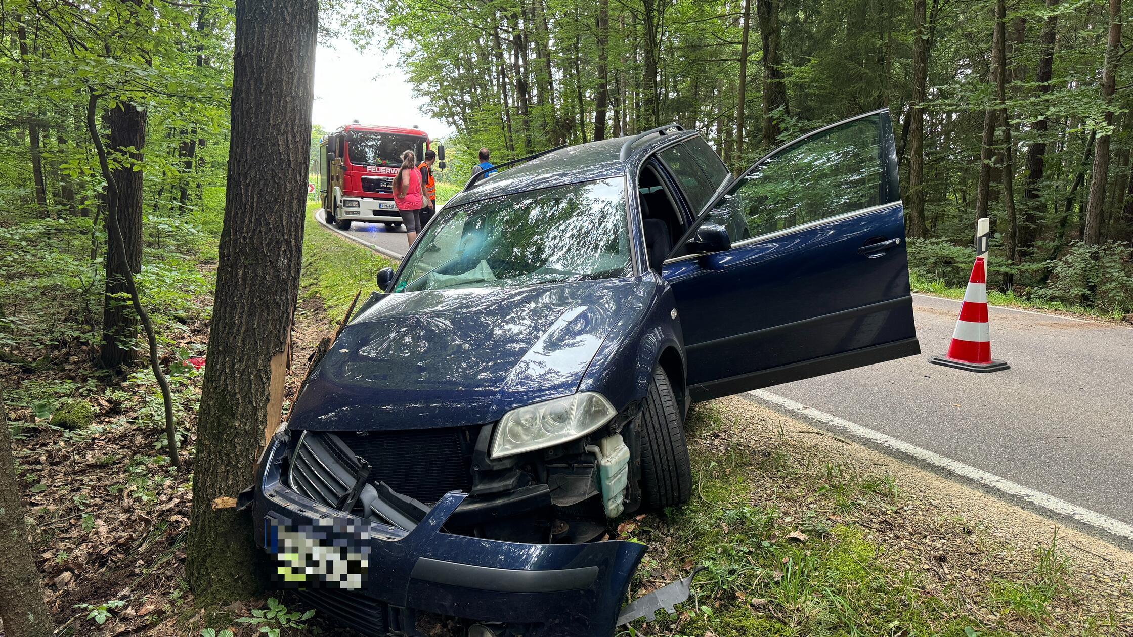 Junge Autofahrerin setzt Kombi bei Pollanten gegen Baum