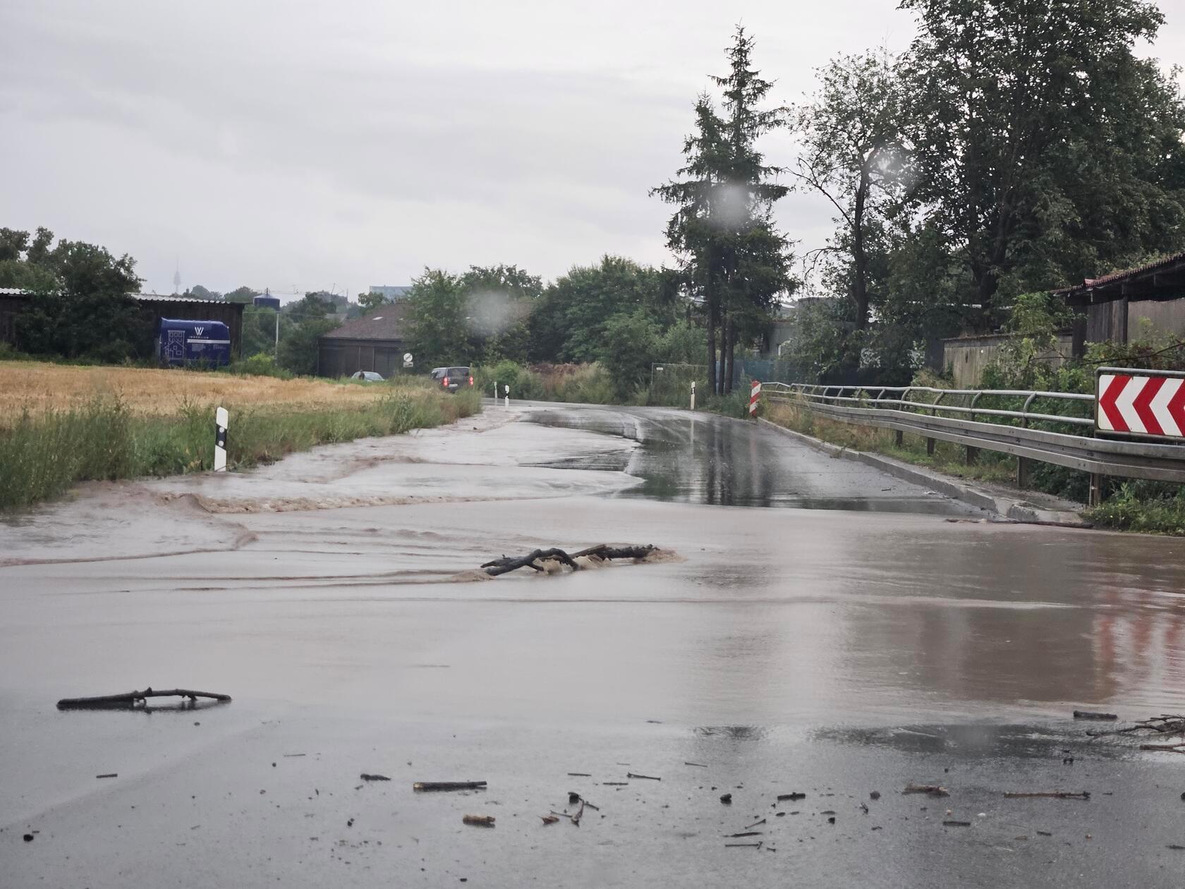 An einigen Orten waren die Fahrbahnen durch die Regenfälle zwischenzeitlich blockiert.