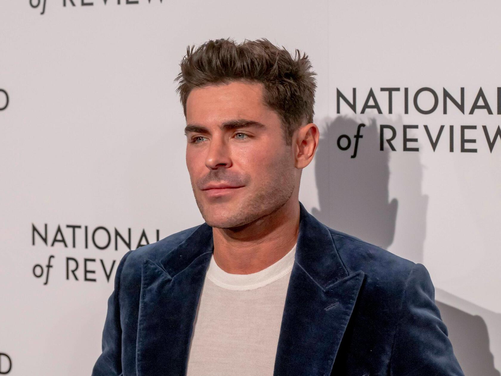 Lebensgroße Zac Efron Pappfigur – 174 Cm, Selbsttragend, Mit 25x20 Cm Foto, Für Party & Dekoration