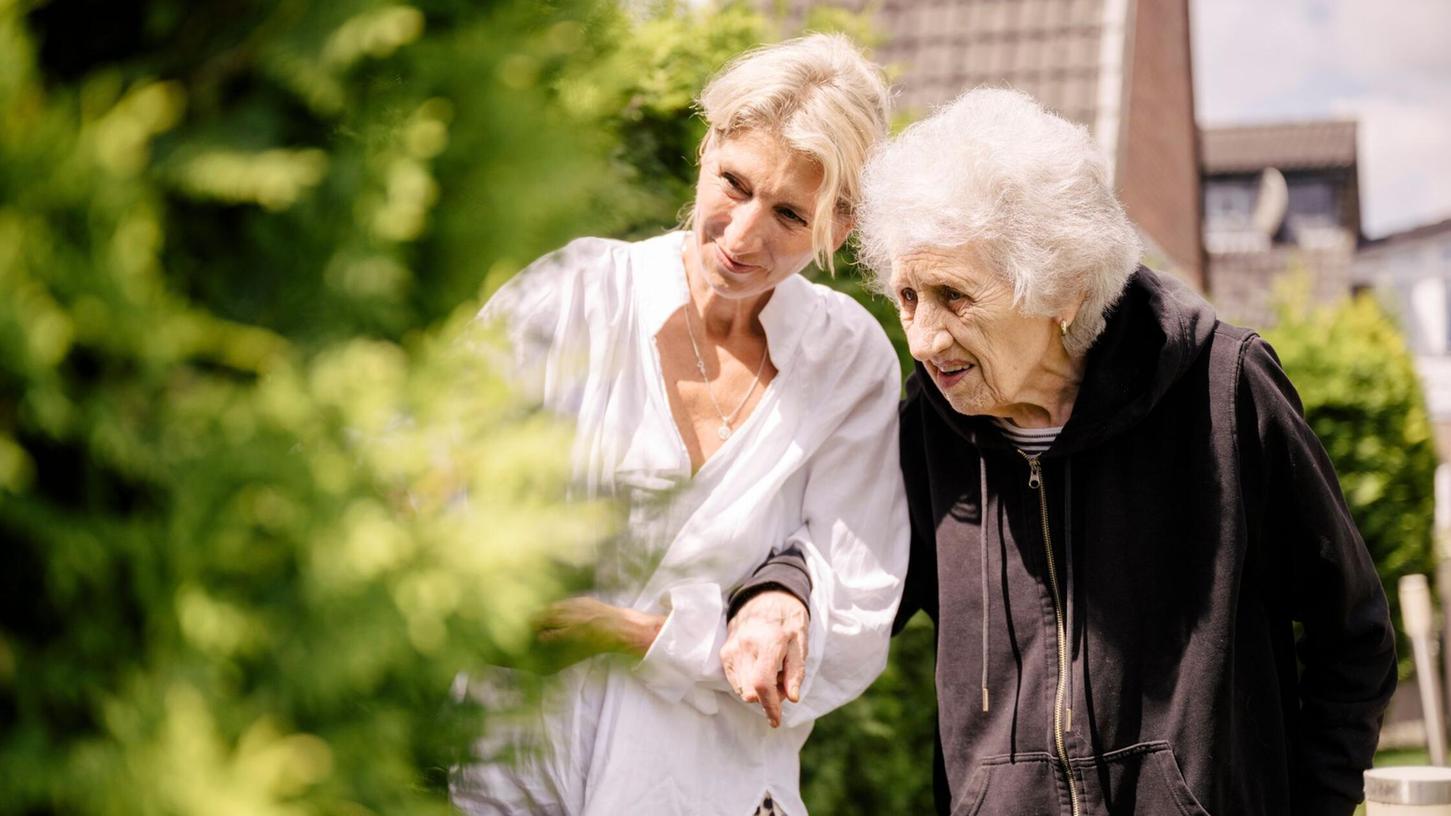 Julia Bernsee (l) und ihre Mutter. Julia Bernsee (l) und ihre Mutter.
