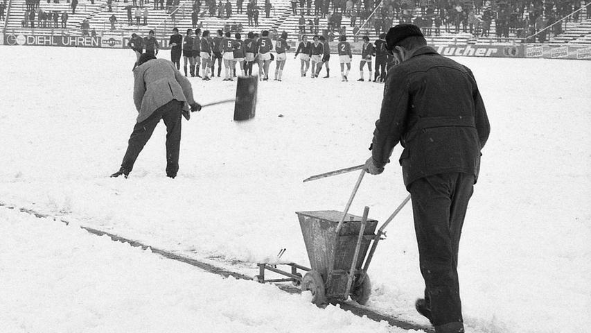 Dass Club-Spieler Slobodan Petrovic als „Slalomläufer“ geglänzt hatte und der 1. FCN ohne „Langläufer“ Dieter Nüssing unvorstellbar wäre, konnte man in den NN vom 29.1.1973 lesen. Es handelte sich nicht um den Bericht über einen Ski-Ausflug der damaligen Clubspieler, sondern über das Regionalliga-Spiel des 1. FCN gegen den VfR Heilbronn auf dem eingeschneiten Platz im Stadion Nürnberg. Bevor es los gehen konnte, mussten die schneebedeckten Begrenzungslinien des Spielfelds erst wieder zum Vorschein gebracht werden. Die Spieler warteten dies in ihren kurzen Hosen geduldig am Spielfeldrand ab. Auf mit Pappschnee bedecktem, vereistem Untergrund wurde schließlich das Spiel ausgetragen. Mit einem 3:0-Sieg erwärmte es die Herzen der Clubfans. Dass Club-Spieler Slobodan Petrovic als „Slalomläufer“ geglänzt hatte und der 1. FCN ohne „Langläufer“ Dieter Nüssing unvorstellbar wäre, konnte man in den NN vom 29.1.1973 lesen. Es handelte sich nicht um den Bericht über einen Ski-Ausflug der damaligen Clubspieler, sondern über das Regionalliga-Spiel des 1. FCN gegen den VfR Heilbronn auf dem eingeschneiten Platz im Stadion Nürnberg. Bevor es los gehen konnte, mussten die schneebedeckten Begrenzungslinien des Spielfelds erst wieder zum Vorschein gebracht werden. Die Spieler warteten dies in ihren kurzen Hosen geduldig am Spielfeldrand ab. Auf mit Pappschnee bedecktem, vereistem Untergrund wurde schließlich das Spiel ausgetragen. Mit einem 3:0-Sieg erwärmte es die Herzen der Clubfans.