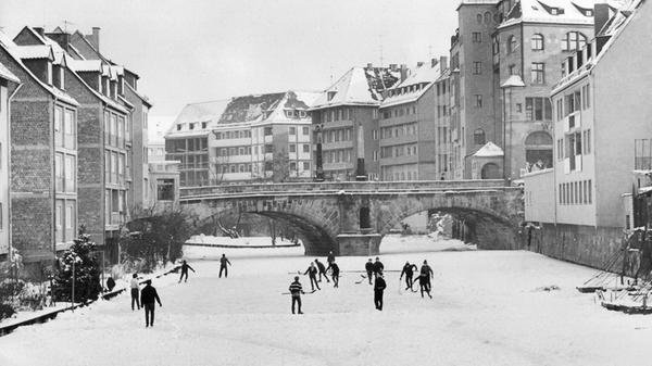 Mit minus 25 Grad war es im Januar 1963 so kalt in Nürnberg, dass Oberbürgermeister Andreas Urschlechter sich mit der Bitte um zusätzliche Heizöltransporte durch Bundeswehr und Bahn an das Wirtschaftsministerium wandte, um Versorgungsengpässe hinsichtlich der dringend benötigten Brennstoffe zu vermeiden. Während nicht wenige Menschen in der fränkischen Metropole unter der eisigen Kälte ächzten, wussten andere das Temperaturtief sportlich zu nutzen: So wurde nicht nur im Volkspark Marienberg eifrig gerodelt, mitten in der Altstadt trafen sich auf der zugefrorenen Pegnitz Jugendliche, um gemeinsam Eishockey zu spielen.