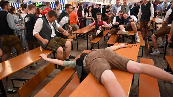 Sturm aufs Bierzelt zum Frühschoppen Burgfest 2024