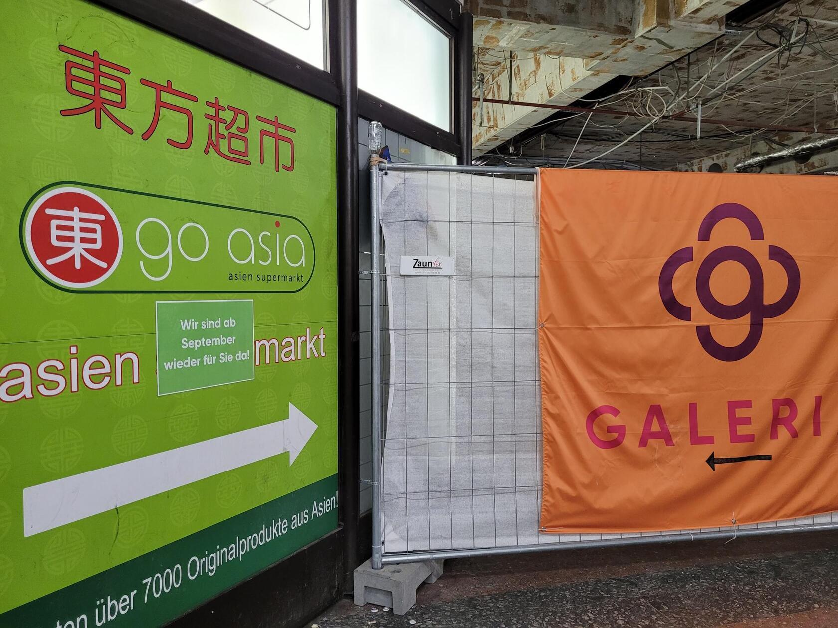 Seit Anfang August kündigt der Asia-Markt in der Lorenzer Passage seine Rückkehr im September 2024 an. 