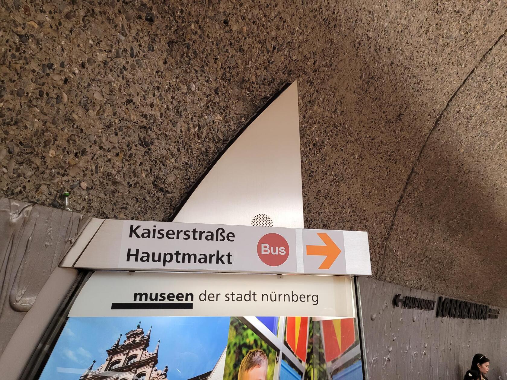 Ziel der umfassenden Sanierung ist es, die Lorenzer Passage für die Bevölkerung wie für die Geschäftsleute insgesamt attraktiver zu gestalten und dabei technisch völlig zu erneuern sowie den Brandschutz anzupassen.