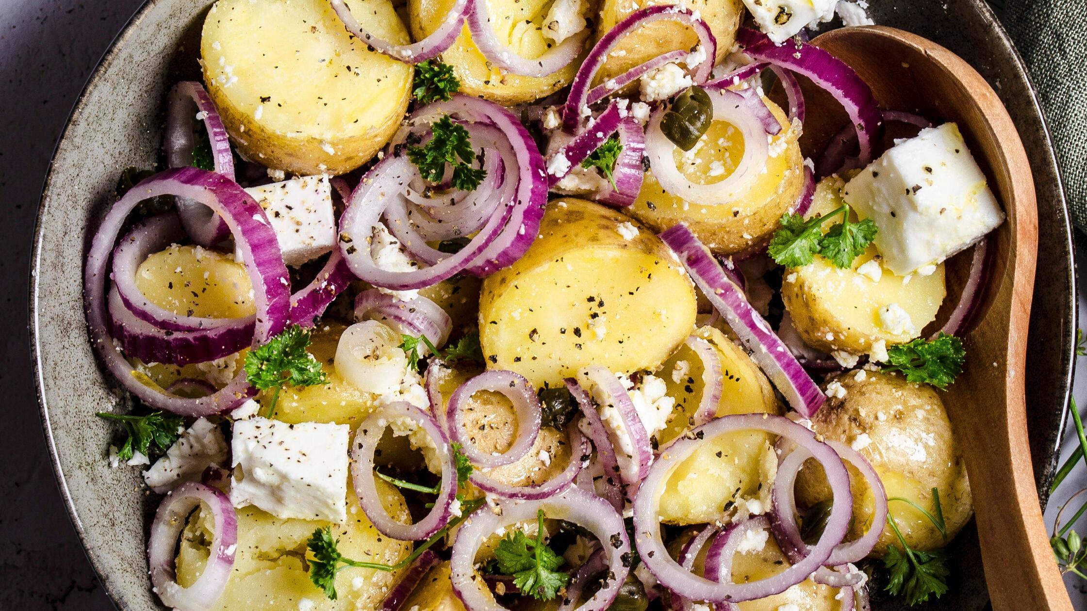 Perfekter Begleiter am Grill: Dieser Kartoffel-Feta-Salat schmeckt nach Griechenland