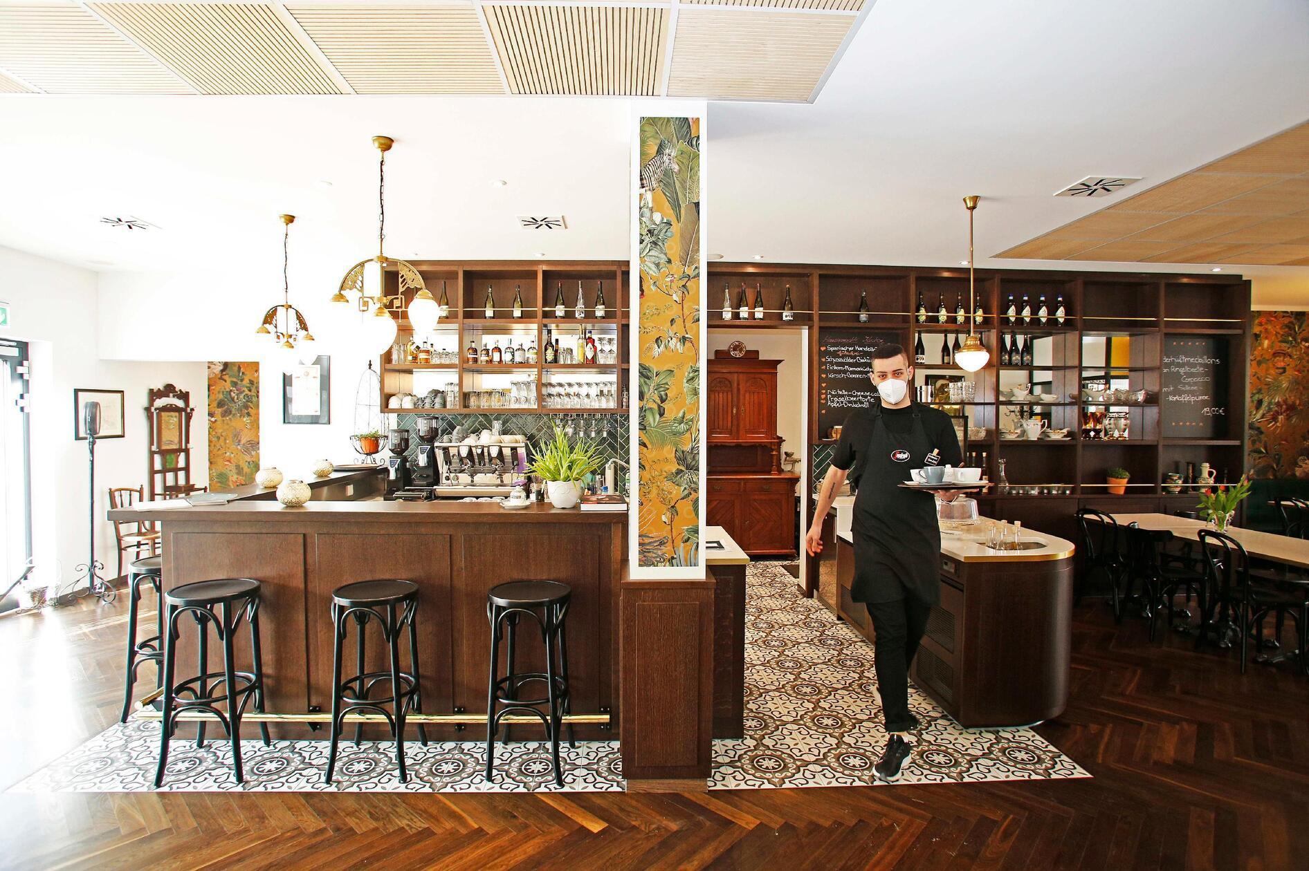 Die "Brasserie Simone" am Europaplatz in Nürnberg war ein echter Hingucker. Nun musste der Laden Ende Juli schließen, da kein neuer Investor gefunden wurde. Die Gründe sind mannigfaltig und reichen unter anderem von gestiegenen Kosten im Lebensmitteleinkauf bis hin zu der Nachzahlung der Corona-Soforthilfe oder auch den höheren Energiepreisen.