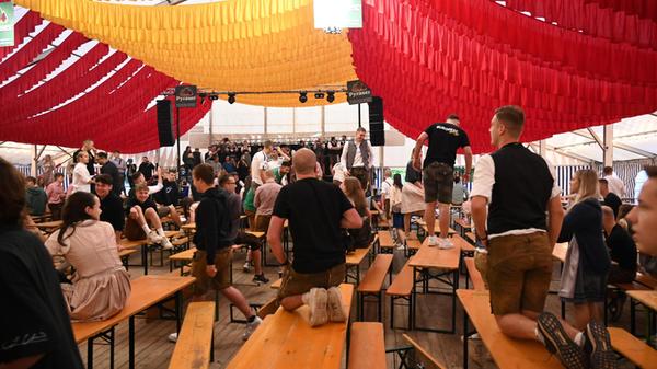 Sturm aufs Bierzelt zum Frühschoppen Burgfest 2024