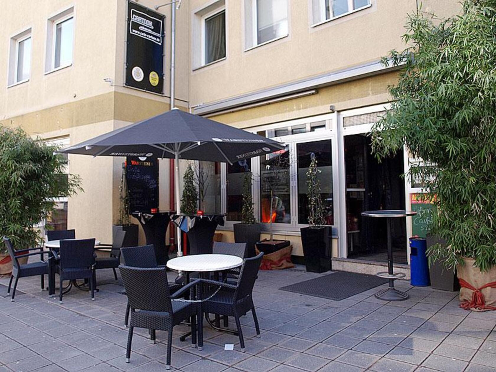 Seit Juni brennt in der Café-Bar "Cartoon", in Nürnberg kein Licht mehr. Die beliebte Szene-Bar in der Nürnberger Altstadt hat geschlossen. Die Besitzer gaben in den sozialen Netzwerken zur vorübergehenden Schließung ein Statement ab: "Aus gesundheitlichen Gründen ziehen wir uns aus dem Geschäft zurück", schreiben Thomas und Olaf, die beiden Inhaber, auf Instagram.