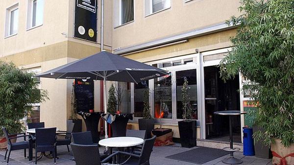 Seit Juni brennt in der Café-Bar "Cartoon", in Nürnberg kein Licht mehr. Die beliebte Szene-Bar in der Nürnberger Altstadt hat geschlossen. Die Besitzer gaben in den sozialen Netzwerken zur vorübergehenden Schließung ein Statement ab: "Aus gesundheitlichen Gründen ziehen wir uns aus dem Geschäft zurück", schreiben Thomas und Olaf, die beiden Inhaber, auf Instagram.