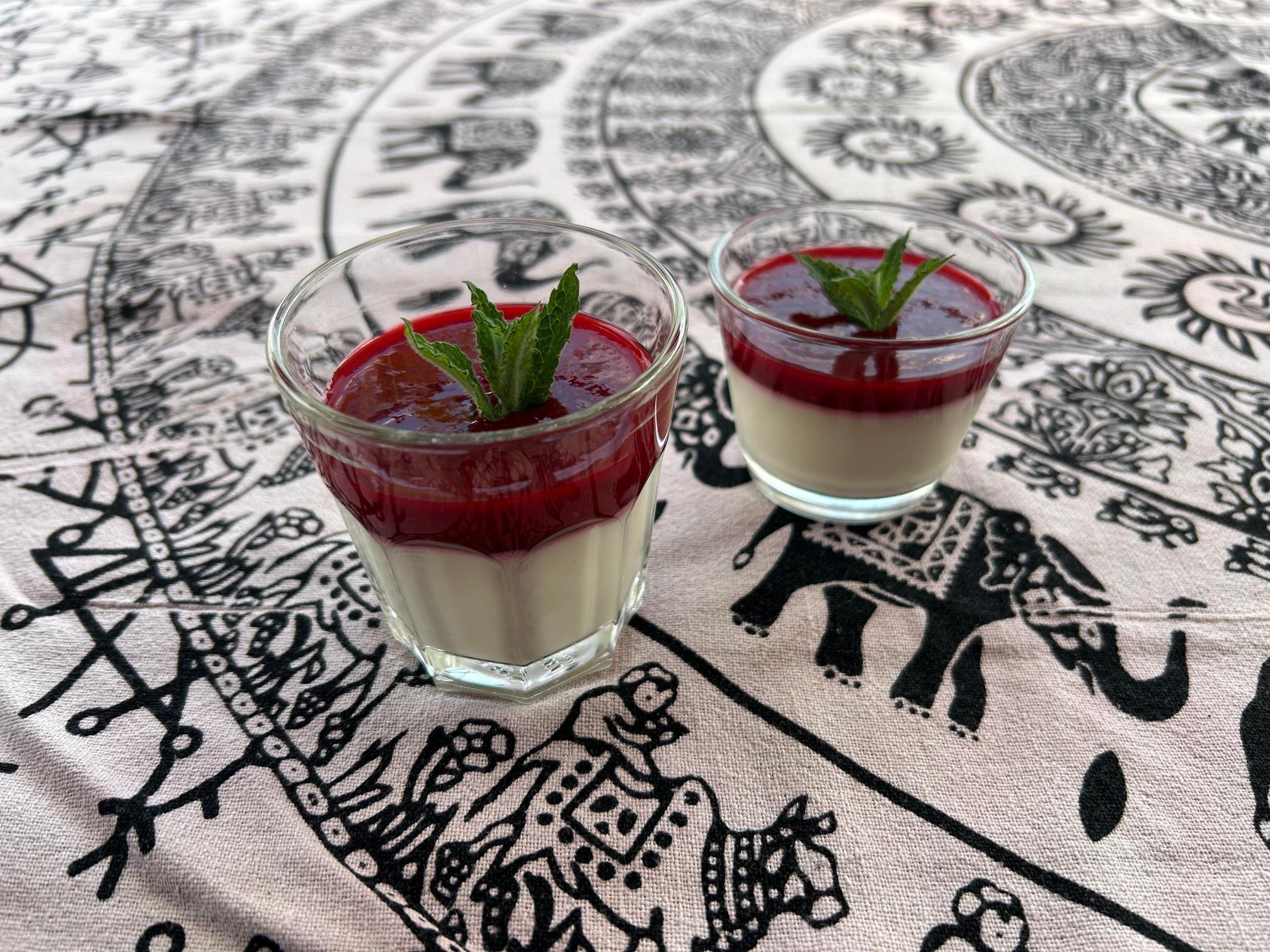 Kalte S&uuml;&szlig;speise mit nur wenigen Zutaten: So simpel ist Panna Cotta zubereitet - mit frischen Beeren