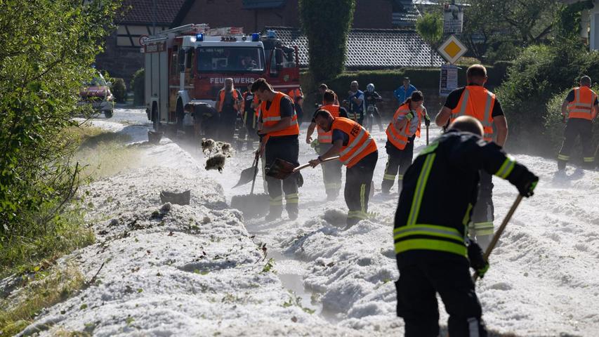 Große Mengen Hagelkörner können wie Schnee im Sommer aussehen. (Archivbild) Große Mengen Hagelkörner können wie Schnee im Sommer aussehen. (Archivbild)