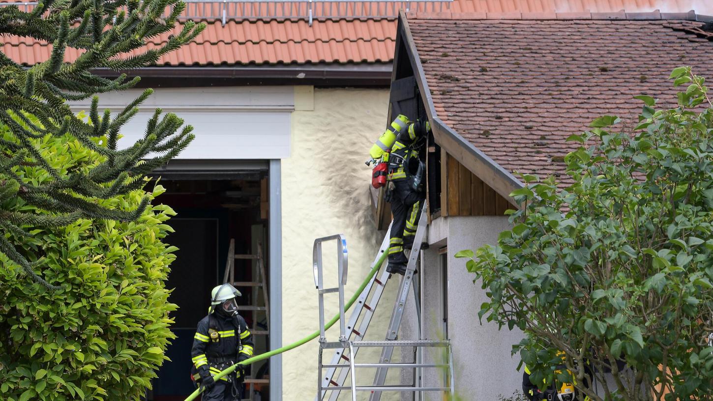 Die Einsatzkräfte der Feuerwehr verhinderten beim Garagenbrand in Egersdorf, dass die Flammen auf ein Wohnhaus übergriffen. Die Einsatzkräfte der Feuerwehr verhinderten beim Garagenbrand in Egersdorf, dass die Flammen auf ein Wohnhaus übergriffen.
