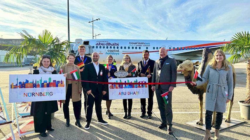 Mit Palmen und Kamel: Jan C. Bruns (2. v.r.), Prokurist des Airport Nürnberg, begrüßte am 16. Oktober 2023 anlässlich des Erstflugs Vertreterinnen und Vertreter von Etihad Holidays, des Abu Dhabi Tourism Boards sowie die Crew des Premierenflugs. Mit Palmen und Kamel: Jan C. Bruns (2. v.r.), Prokurist des Airport Nürnberg, begrüßte am 16. Oktober 2023 anlässlich des Erstflugs Vertreterinnen und Vertreter von Etihad Holidays, des Abu Dhabi Tourism Boards sowie die Crew des Premierenflugs.