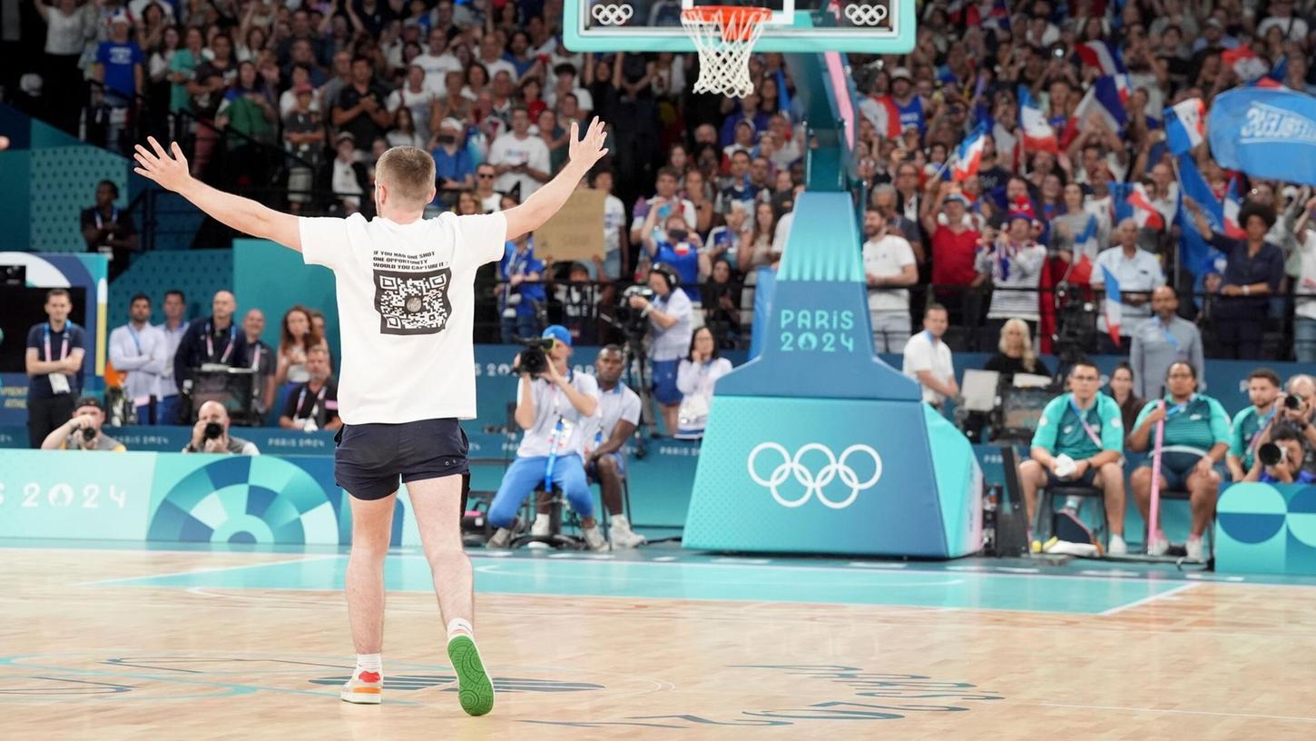 Störte den Ablauf: Ein Mann in der Basketball-Arena. Störte den Ablauf: Ein Mann in der Basketball-Arena.