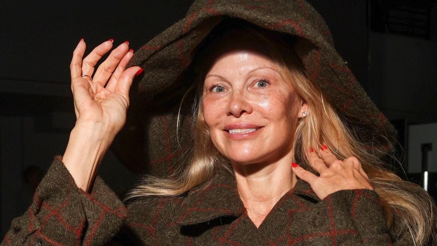 Schauspielerin Pamela Anderson zeigte sich 2023 bei einer Fashionshow in Paris ohne Make-up. (Archivbild) Schauspielerin Pamela Anderson zeigte sich 2023 bei einer Fashionshow in Paris ohne Make-up. (Archivbild)