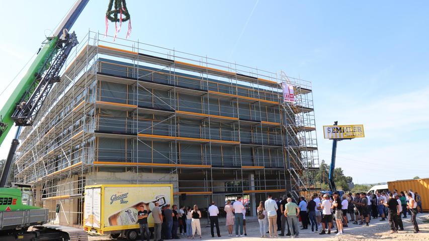 Die Richtkrone schwebt über dem Verwaltungsgebäude des neuen Logistikzentrums der Hammerbacher GmbH. Die Richtkrone schwebt über dem Verwaltungsgebäude des neuen Logistikzentrums der Hammerbacher GmbH.