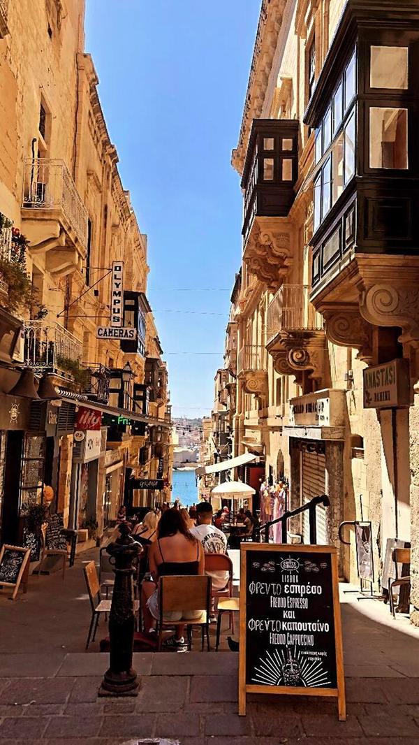 Malta bietet alle Vorzüge einer mediterranen Küche, wurde stark von der englischen und italienischen Küche geprägt. Malta hat sich zu einem Foodie Hotspot entwickelt und kann sieben vom Guide Michelin ausgezeichnete Sterne-Restaurants vorweisen, fünf Bib Gourmands und 40 weitere vom Guide Michelin empfohlene Restaurants.