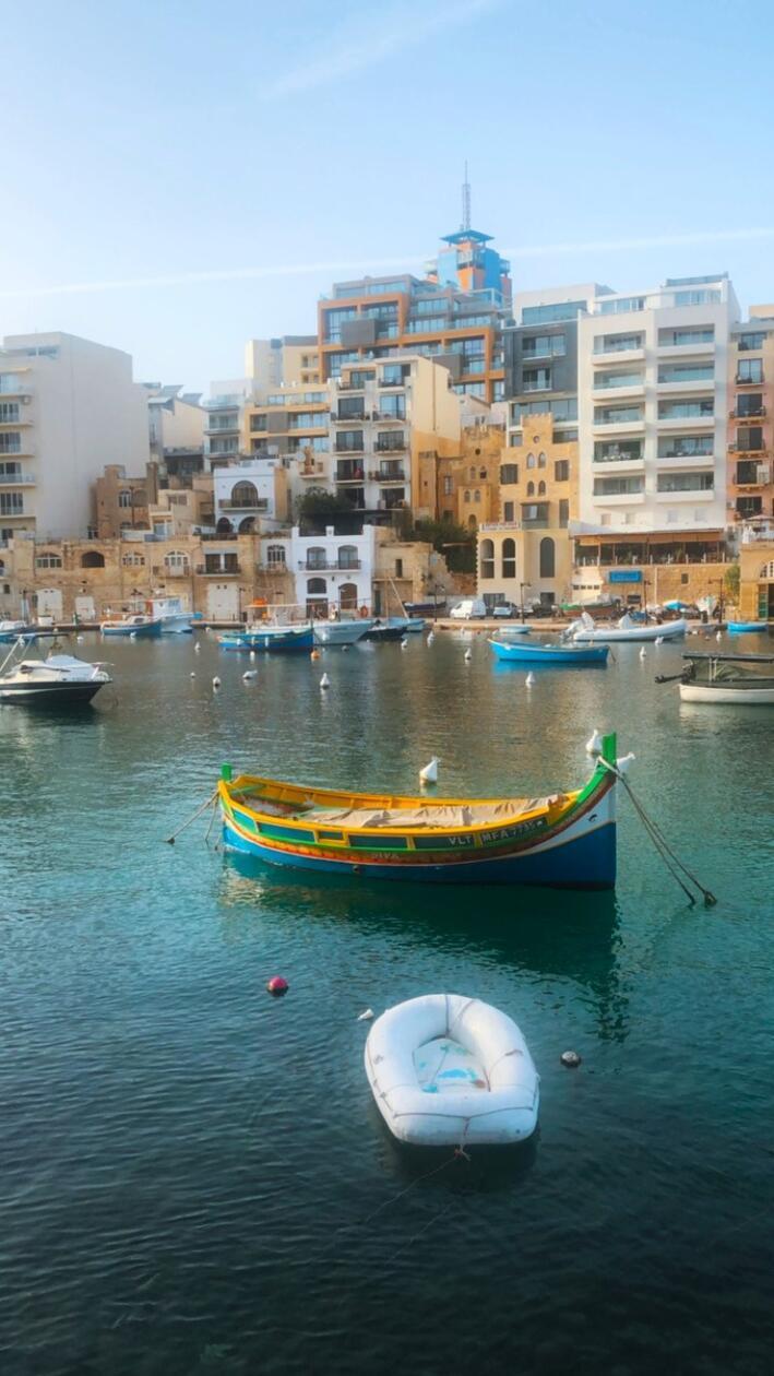 Idyllische kleine Häfen, wilde Felsküsten, versteckte Buchten sowie Traumstrände mit türkisblauem Meer locken Touristen, auch zu vielseitigen Outdoor-Aktivitäten:. Ob Kajak-Tour durch Grotten, schnorcheln, tauchen, surfen, Mountainbiking, klettern oder wandern, zum Beispiel durch einen der Nationalparks.