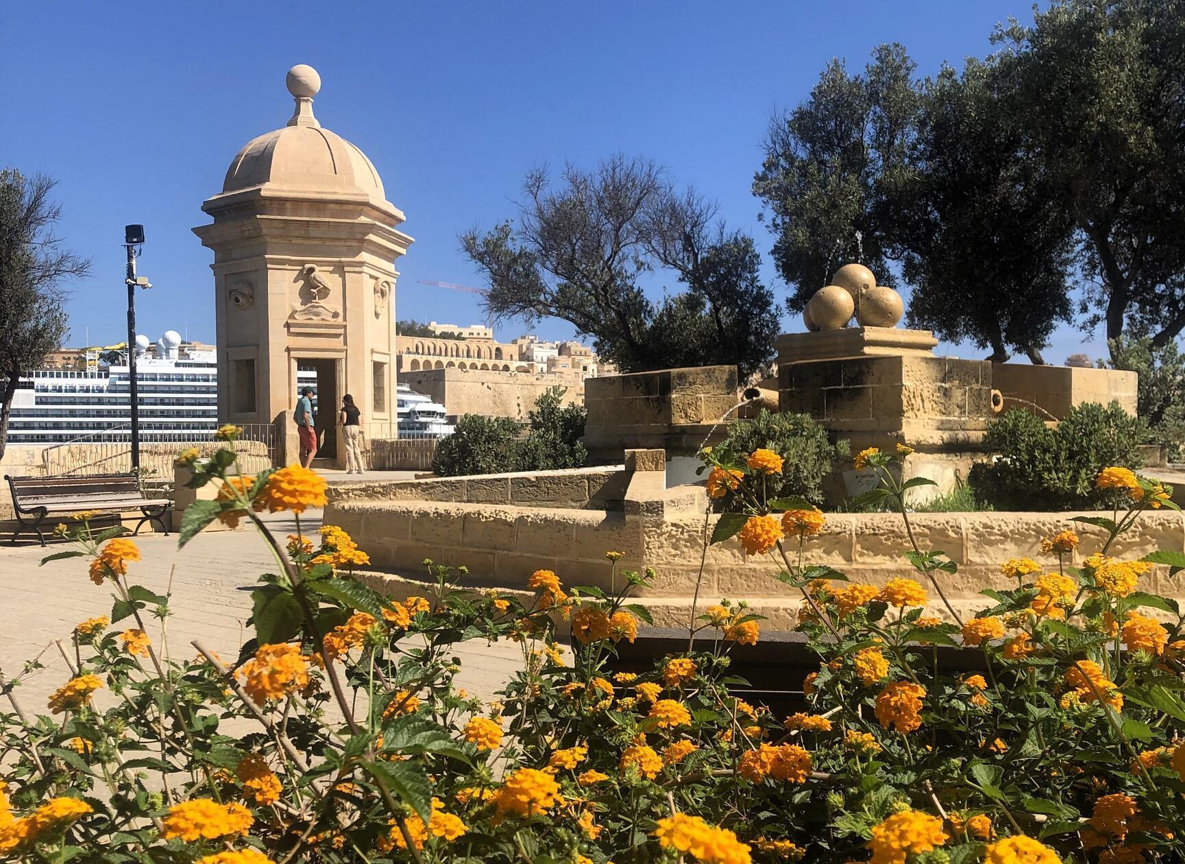 Gardjola Gardens in Senglea: Der auf der Bastion zu findende kleine Park geht angeblich auf einen persönlichen Entwurf des Großmeisters de Sengle zurück. An der Spitze der Bastion liegt der Beobachtungsposten Il Gardjola (auch Vedette genannt), mit prachtvollem Blick über den Grand Harbour.