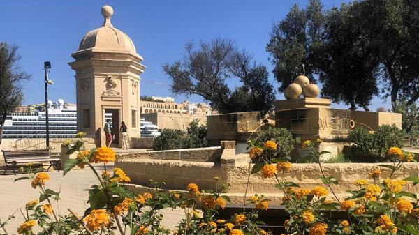 Gardjola Gardens in Senglea: Der auf der Bastion zu findende kleine Park geht angeblich auf einen persönlichen Entwurf des Großmeisters de Sengle zurück. An der Spitze der Bastion liegt der Beobachtungsposten Il Gardjola (auch Vedette genannt), mit prachtvollem Blick über den Grand Harbour.
