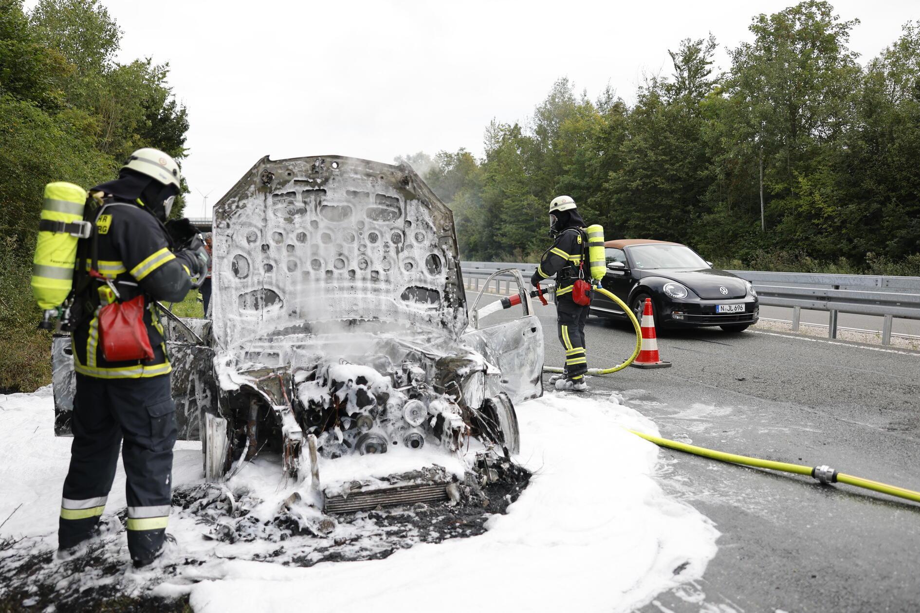 Feuerwehr kann nichts mehr retten: Auto brennt bei Langenzenn vollst&auml;ndig aus