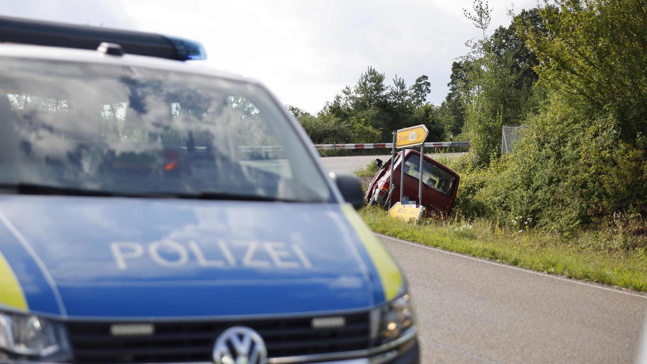 Kleinbus rammt Gefangenentransport bei F&uuml;rth: Fahrzeug schleudert in Stra&szlig;engraben