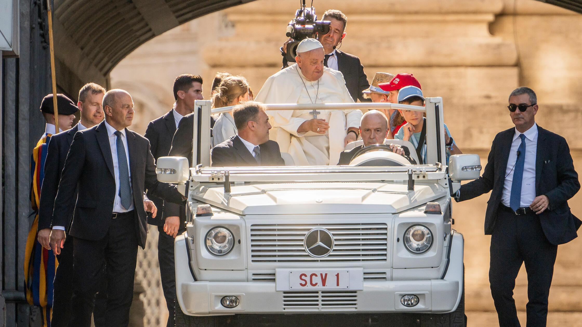 15 Minuten mit dem Papst: 14-J&auml;hriger aus dem Kreis Roth berichtet &uuml;ber seine Fahrt mit Franziskus