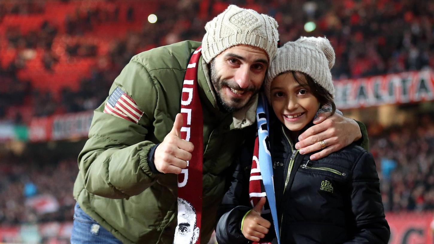 FCN-Ikone Pinola mit seinem Sohn. FCN-Ikone Pinola mit seinem Sohn.