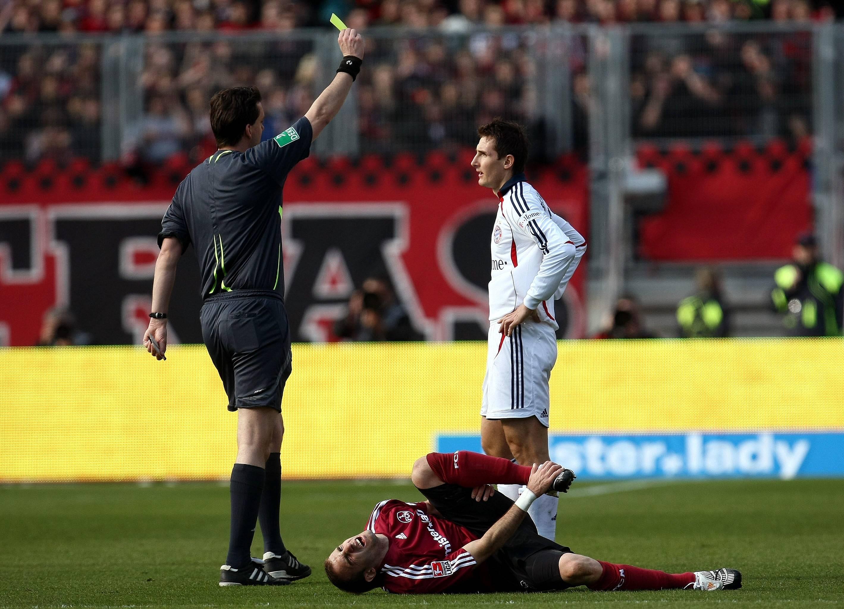 Dass sie mal gemeinsam beim 1. FC Nürnberg arbeiten, hätten Miroslav Klose und Javier Pinola damals im März 2008 wahrscheinlich auch nicht gedacht. Aber Wunder gibt es ja immer wieder - auf diesem Bild besteht es darin, dass Klose und nicht Pinola die Gelbe Karte sieht.