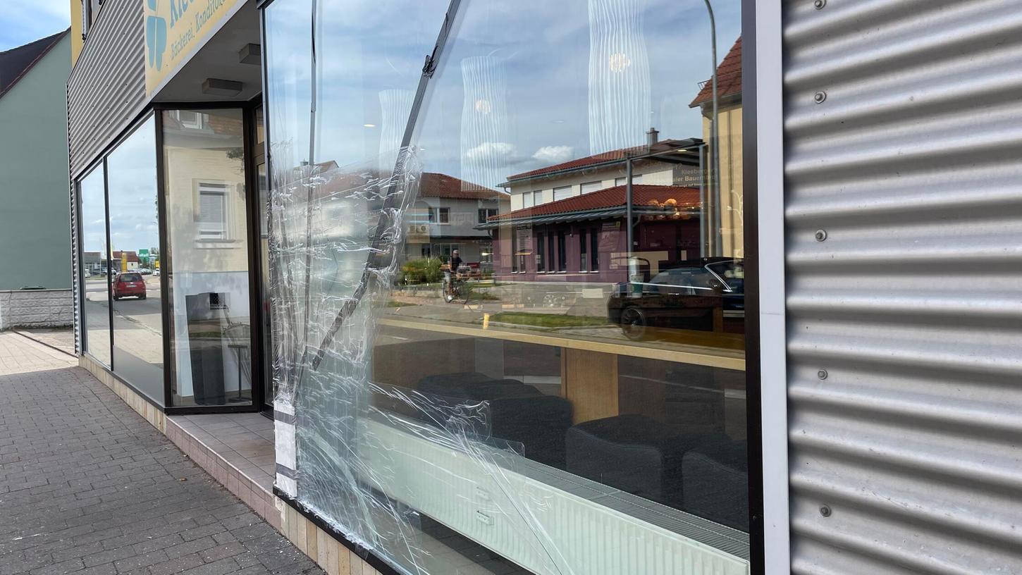 Unfall beim Wenden: Eine 89-Jährige ist mit ihrem Auto gegen das Schaufenster der Bäckerei Kleeberger in der Weißenburger Straße in Gunzenhausen geprallt. Unfall beim Wenden: Eine 89-Jährige ist mit ihrem Auto gegen das Schaufenster der Bäckerei Kleeberger in der Weißenburger Straße in Gunzenhausen geprallt.
