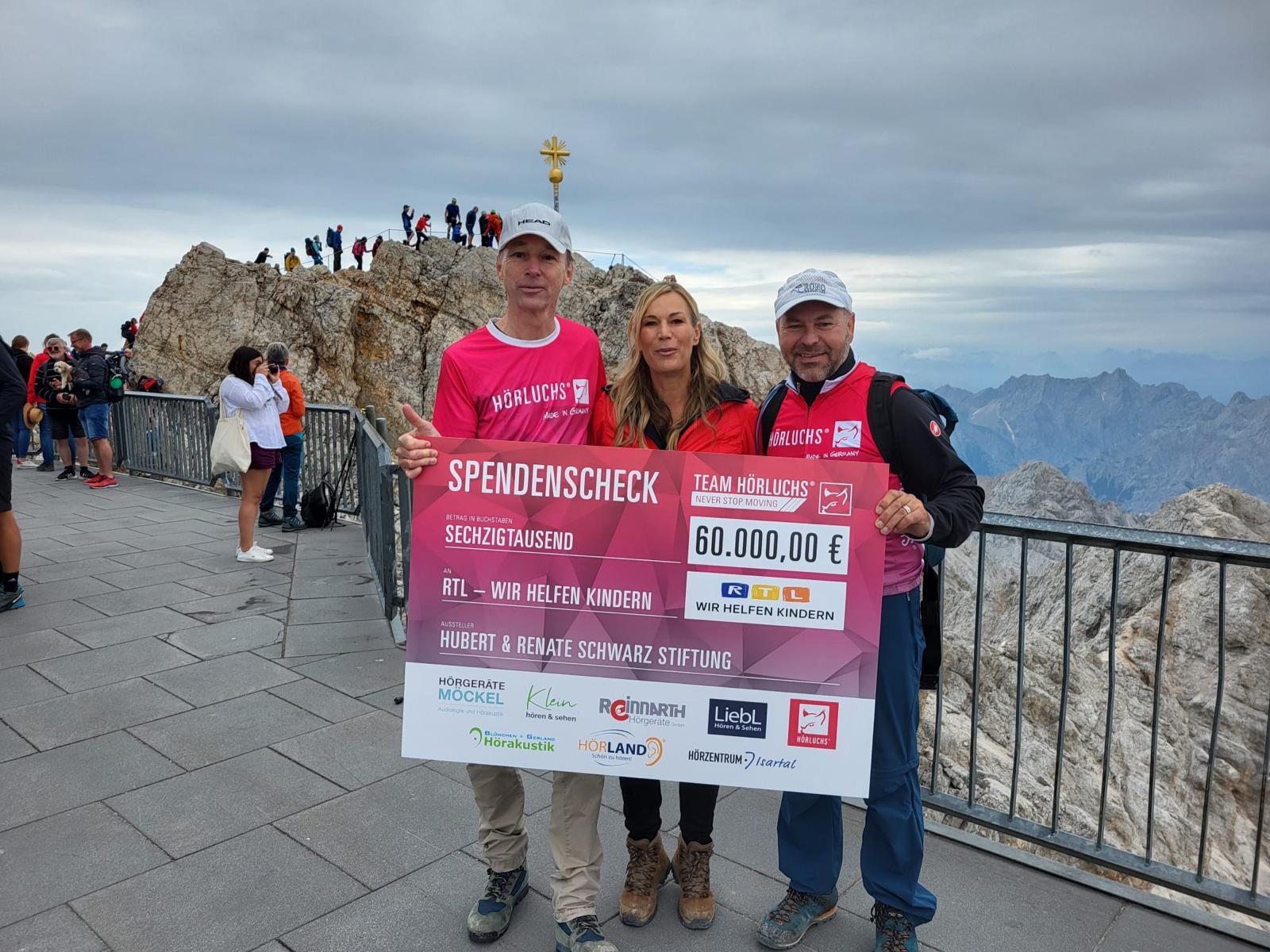 v.l. Inhaber Norbert Deinhard, RTL-Moderatorin Birgit von Bentzel, Inhaber Thomas Meyer