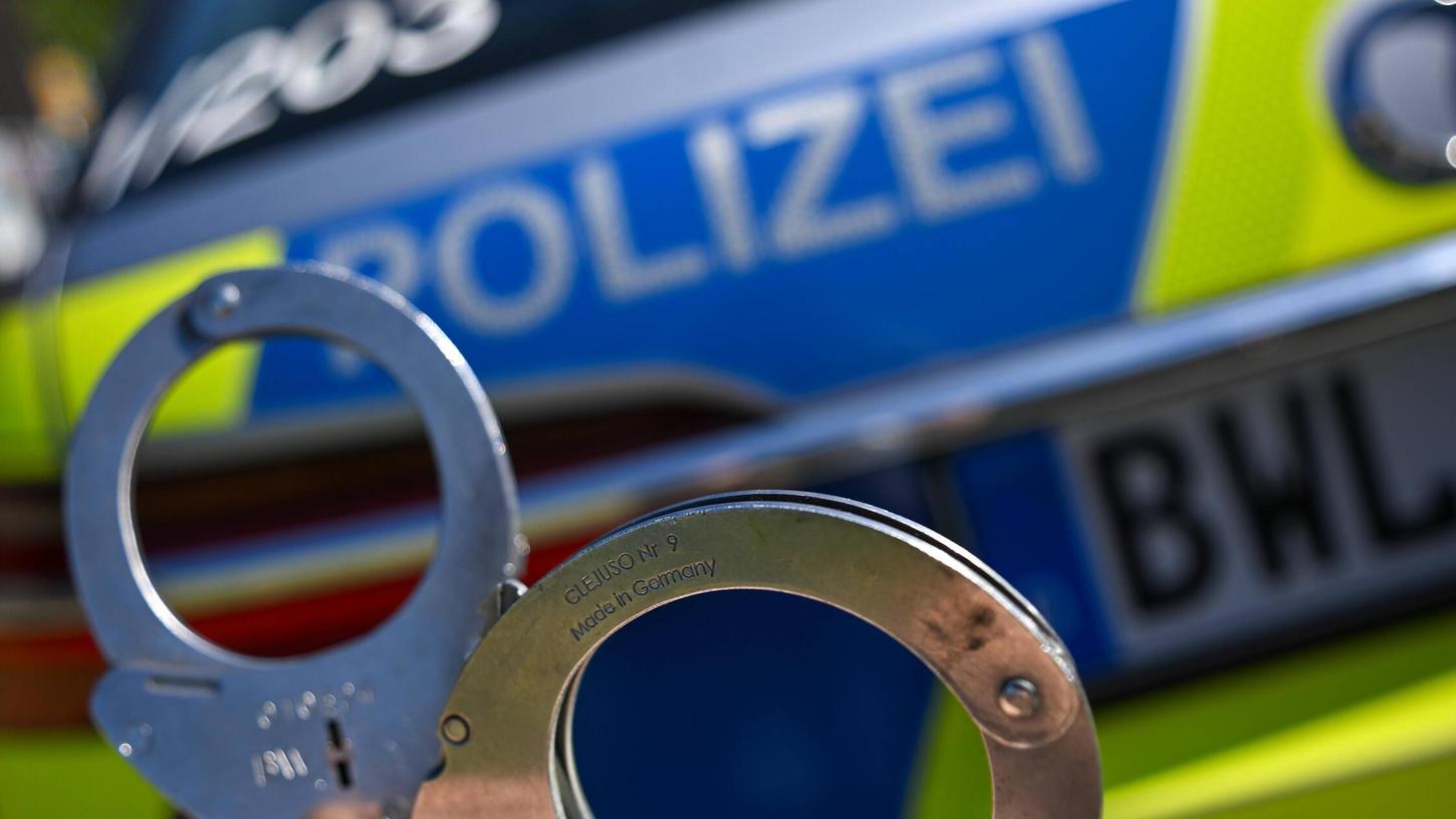 Ein Mann hat sich in der Öffentlichkeit entblößt und sexuelle Handlungen vorgenommen. Er wurde daraufhin festgenommen. Ein Mann hat sich in der Öffentlichkeit entblößt und sexuelle Handlungen vorgenommen. Er wurde daraufhin festgenommen.