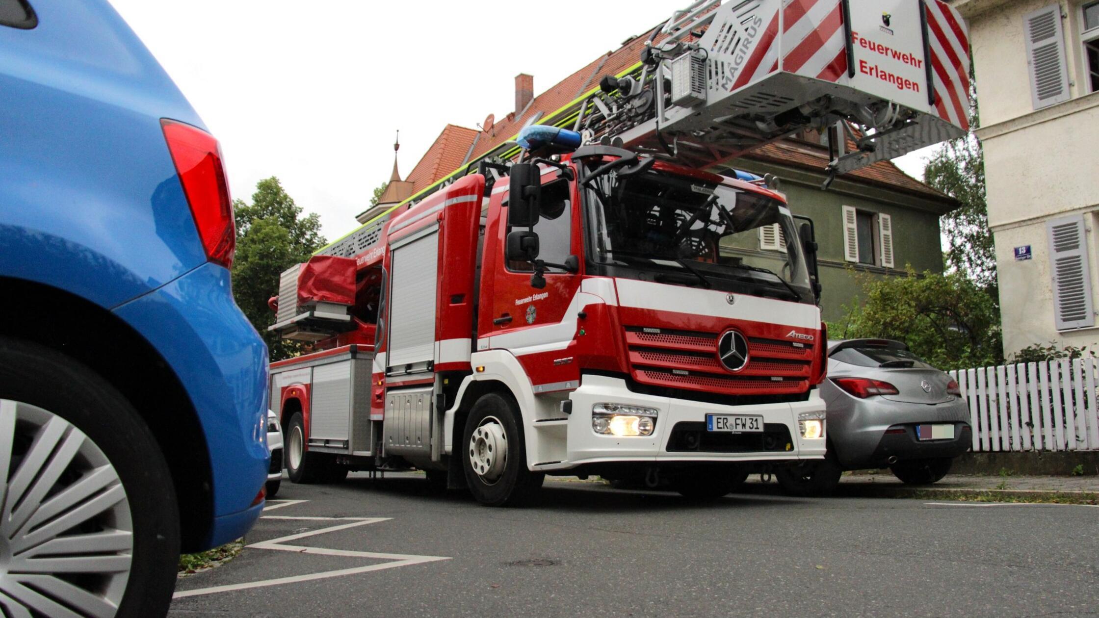 Erlanger Feuerwehr &auml;rgert Chaos-Parken in Rettungswegen - die Polizei zieht jetzt Konsequenz