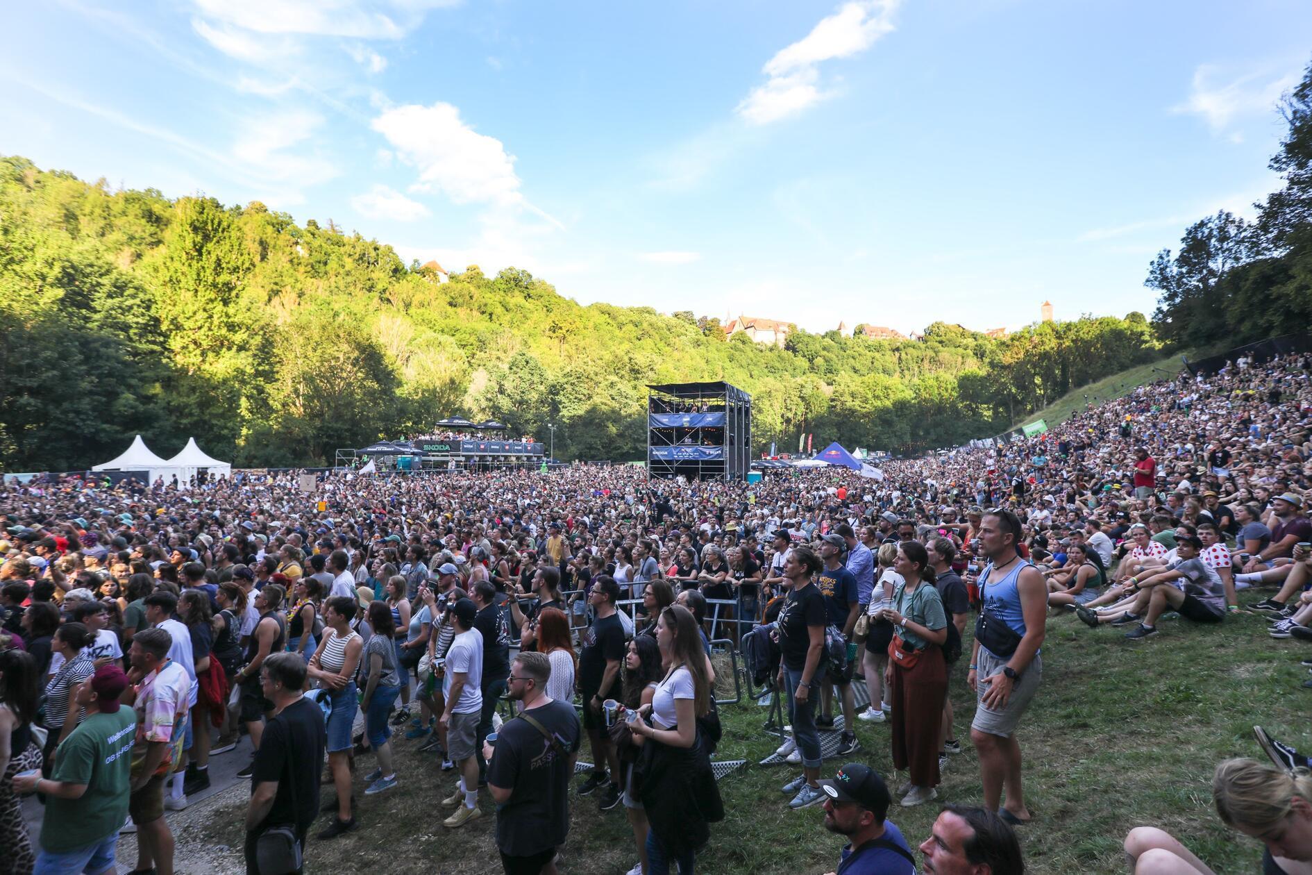 Tausende Musikfans finden sich vor der ikonischen Stage ein.