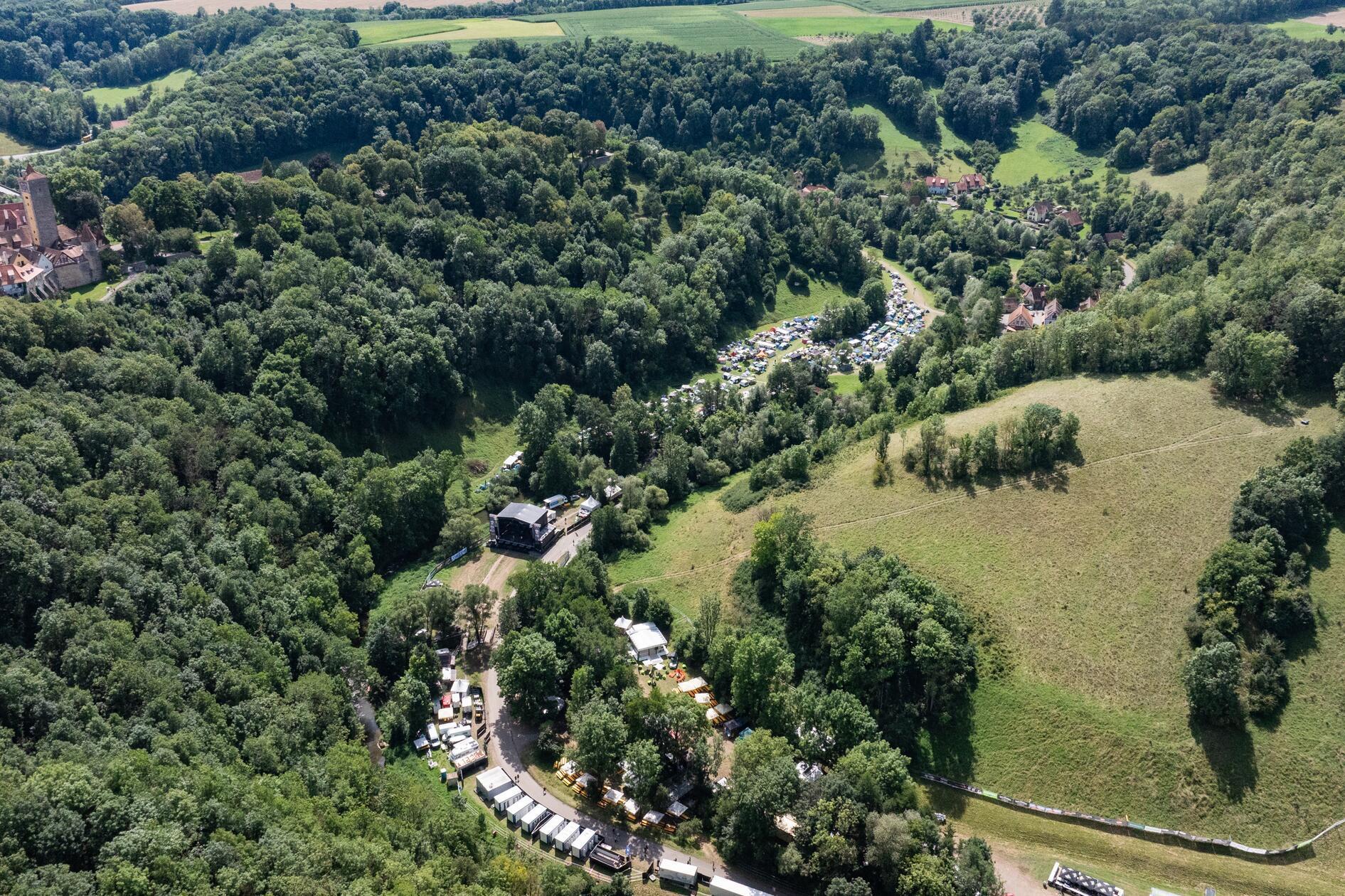 Auch von oben wird erkennbar: hier lässt es sich in idyllischer Atmosphäre rocken.