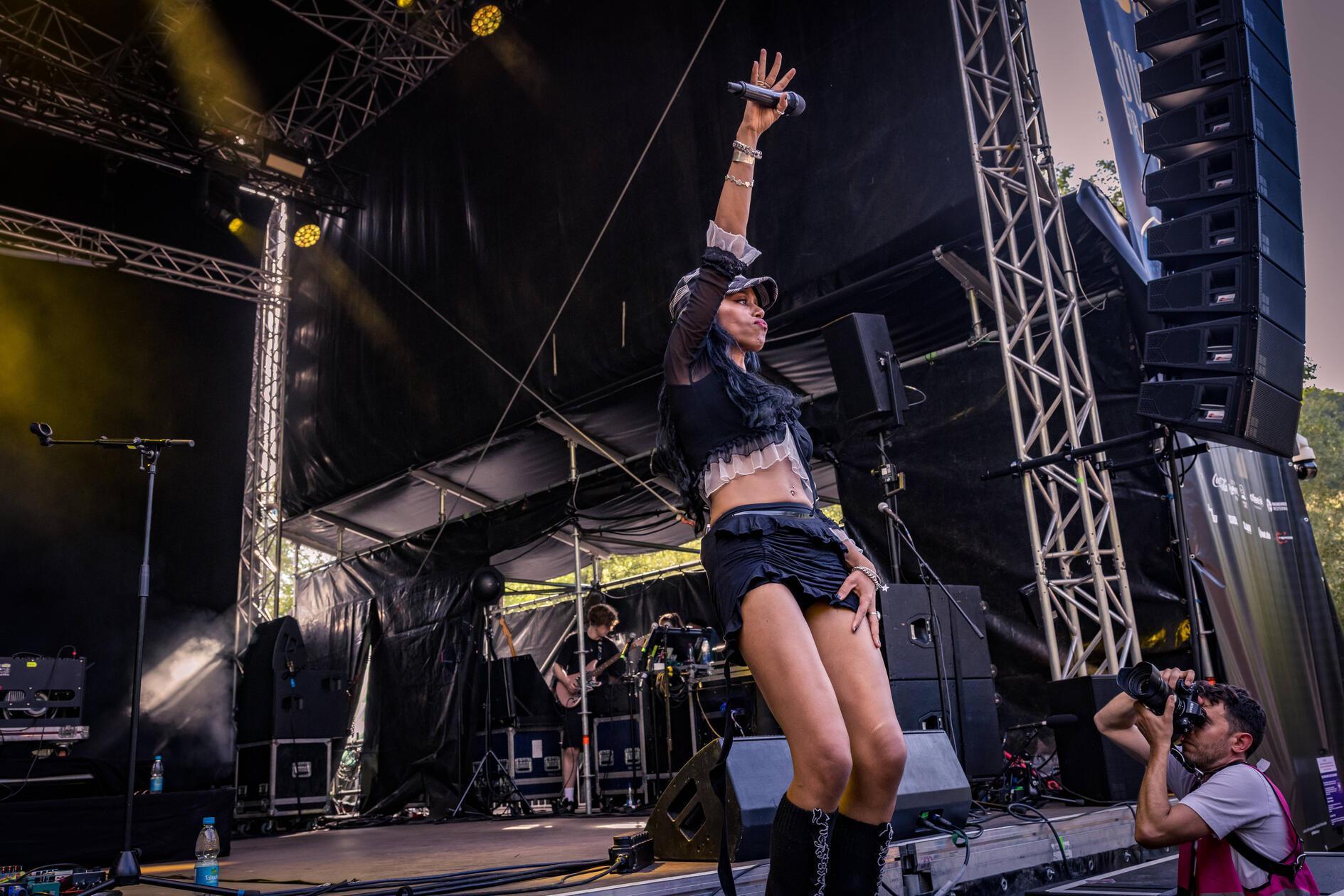 Die Nova Twins standen am Freitag auf der Bühne des Festivals.