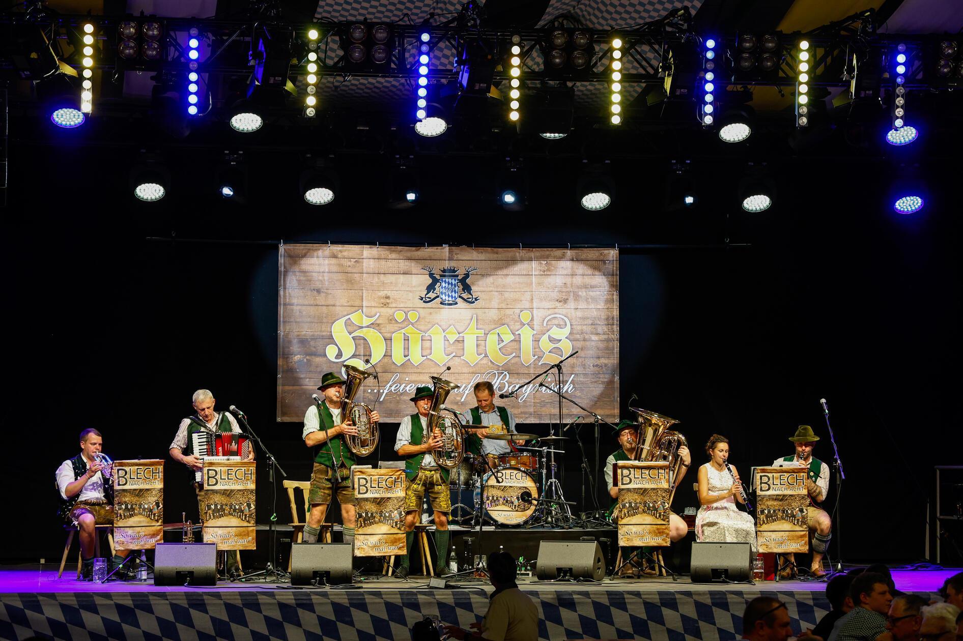 "Blech nach acht" spielte in der großen Halle.