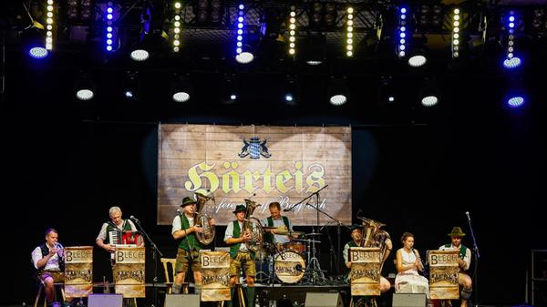 "Blech nach acht" spielte in der großen Halle.