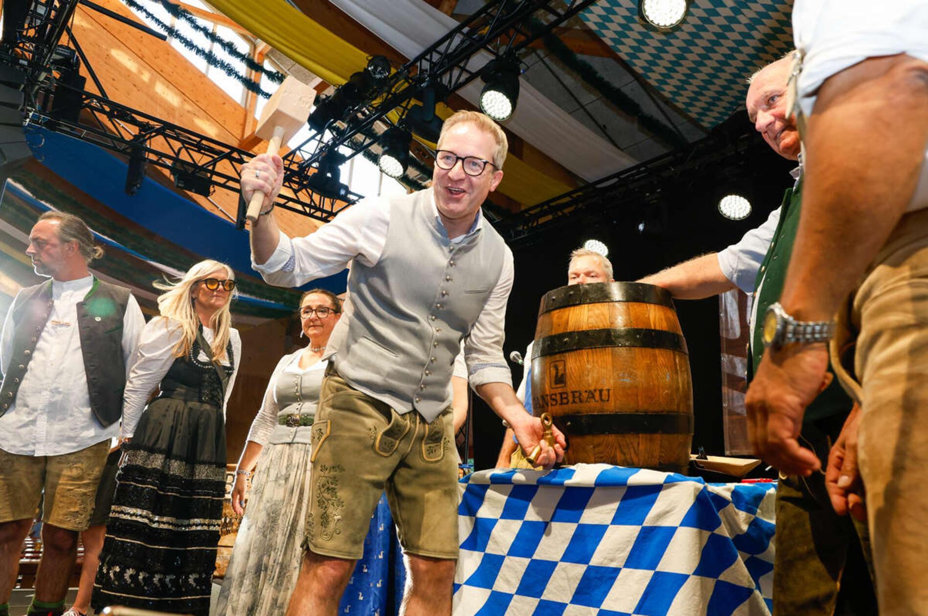 Oberbürgermeister Markus Ochsenkühn beim Anstich.