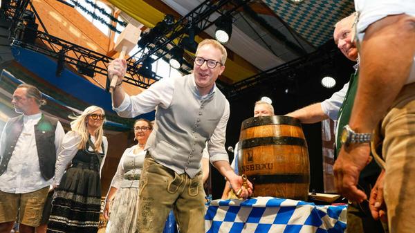 Oberbürgermeister Markus Ochsenkühn beim Anstich.