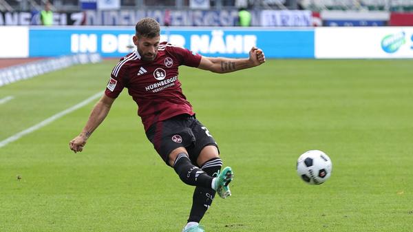 Der FCN nutzt die Überlegenheit im zweiten Durchgang direkt: In der 47. Minute flankt der eingewechselte Valentini...