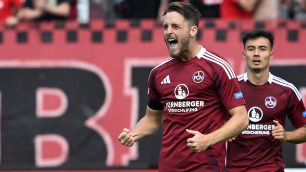 Der Torschütze lässt sich gebührend feiern.