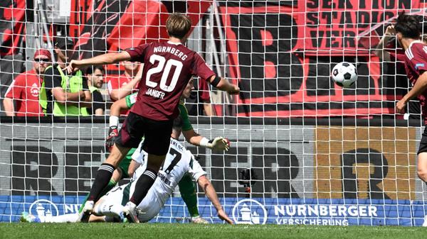 Der 1. FC Nürnberg ist jetzt am Drücker - und geht keine zehn Minuten nach dem Ausgleich in Führung: In der 56. Minute erzielt Jander auf Vorlage von Schleimer das 2:1.